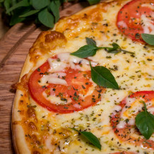 Pizza mit Bio Oregano geschnitten von der Ölmühle Bayreuth