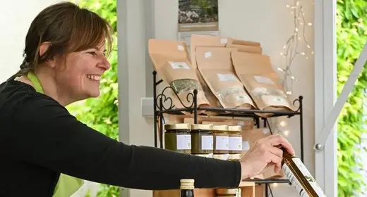 Ölmühle Bayreuth - Karine de Cecco verkauft Öl