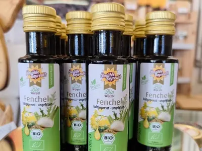 Abgefülltes neues Fenchelöl in 100 ml Flaschen