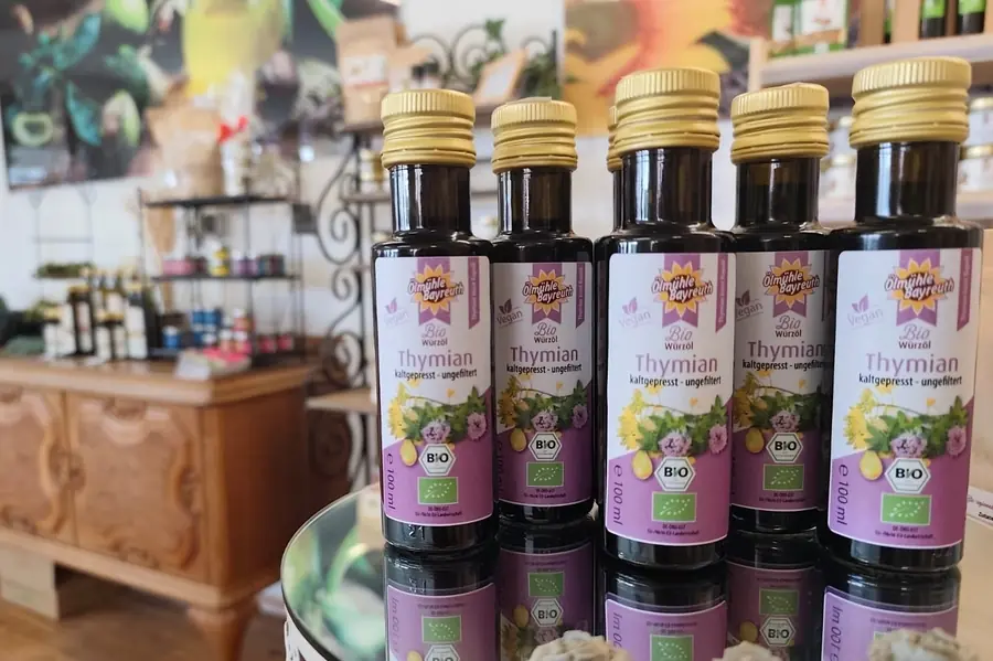 Abgefülltes neues Thymianöl in 100 ml Flaschen
