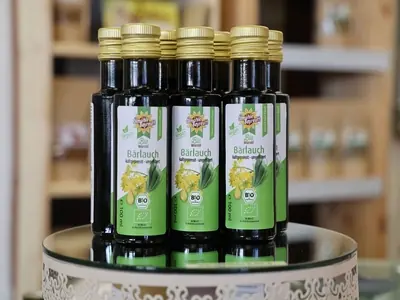 Abgefülltes neues Bärölauchöl in 100 ml Flaschen