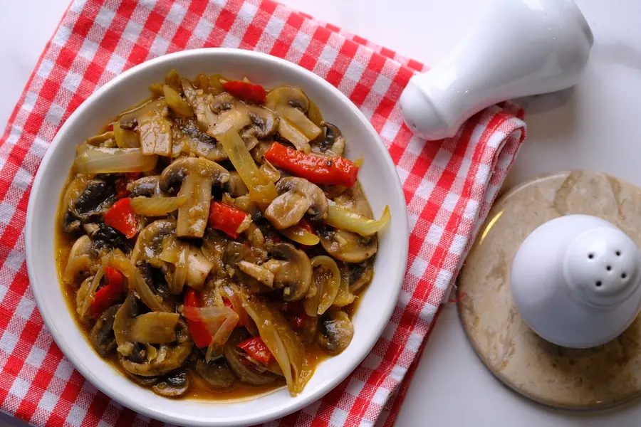 Champignons mit Paprika und Zwiebeln – am Ende verfeinert mit Schalottenöl