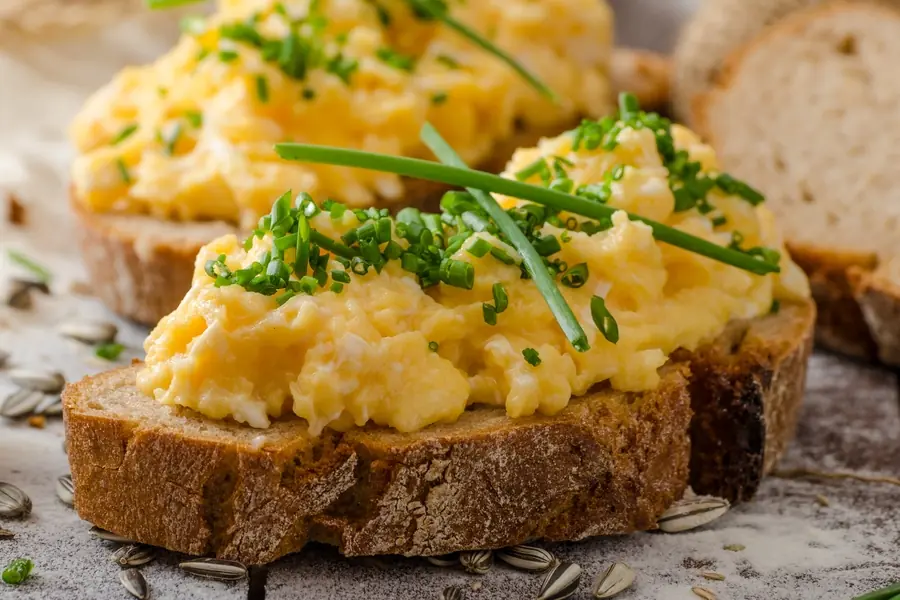 Rührei mit Schnittlauch auf rustikalem Roggenbrot - Ein herzhhafter Frühstücksklassiker