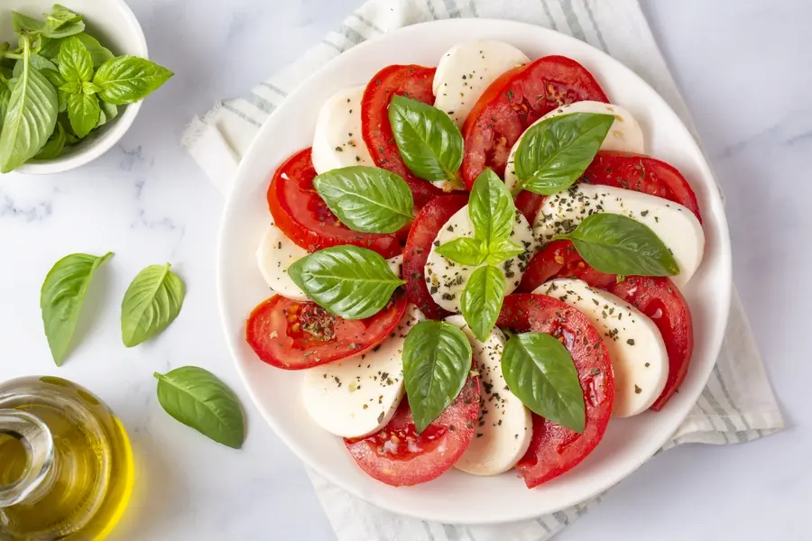 Caprese mit Basilikumöl verfeinert – auf Ölmühle-Bayreuth-Art