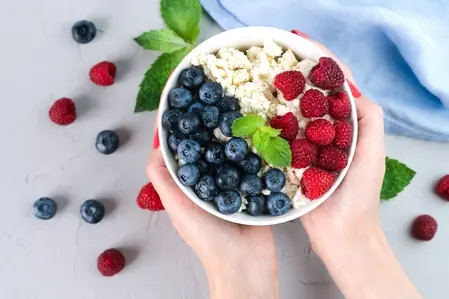 Mariendistelsamen-Frischkäse mit Beeren