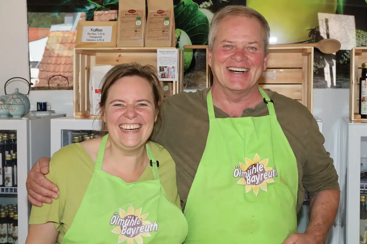 Karine und Klaus von der Ölmühle Bayreuth stehen im Regionalladen in Creußen
