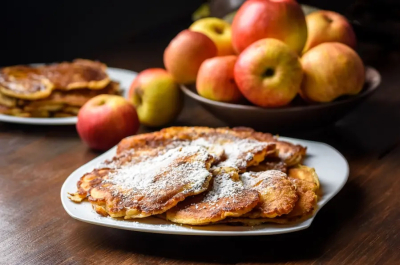 Buchweizenmehl-Pfannkuchen mit Apfel