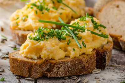 Rührei mit Schnittlauchöl auf Roggenbrot